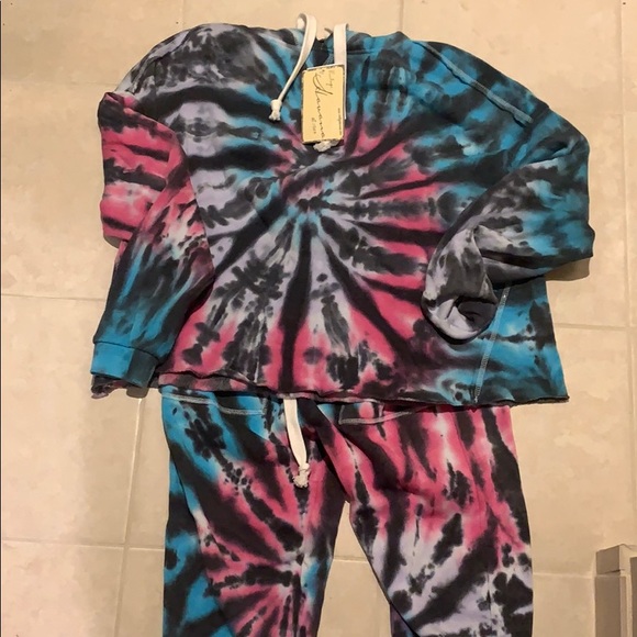 Tops - NWT tie dye set!